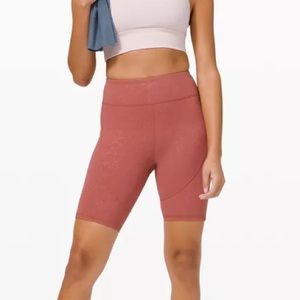 Lululemon Track and Train Bike Short 8 in Speckle Cranberry Size 4